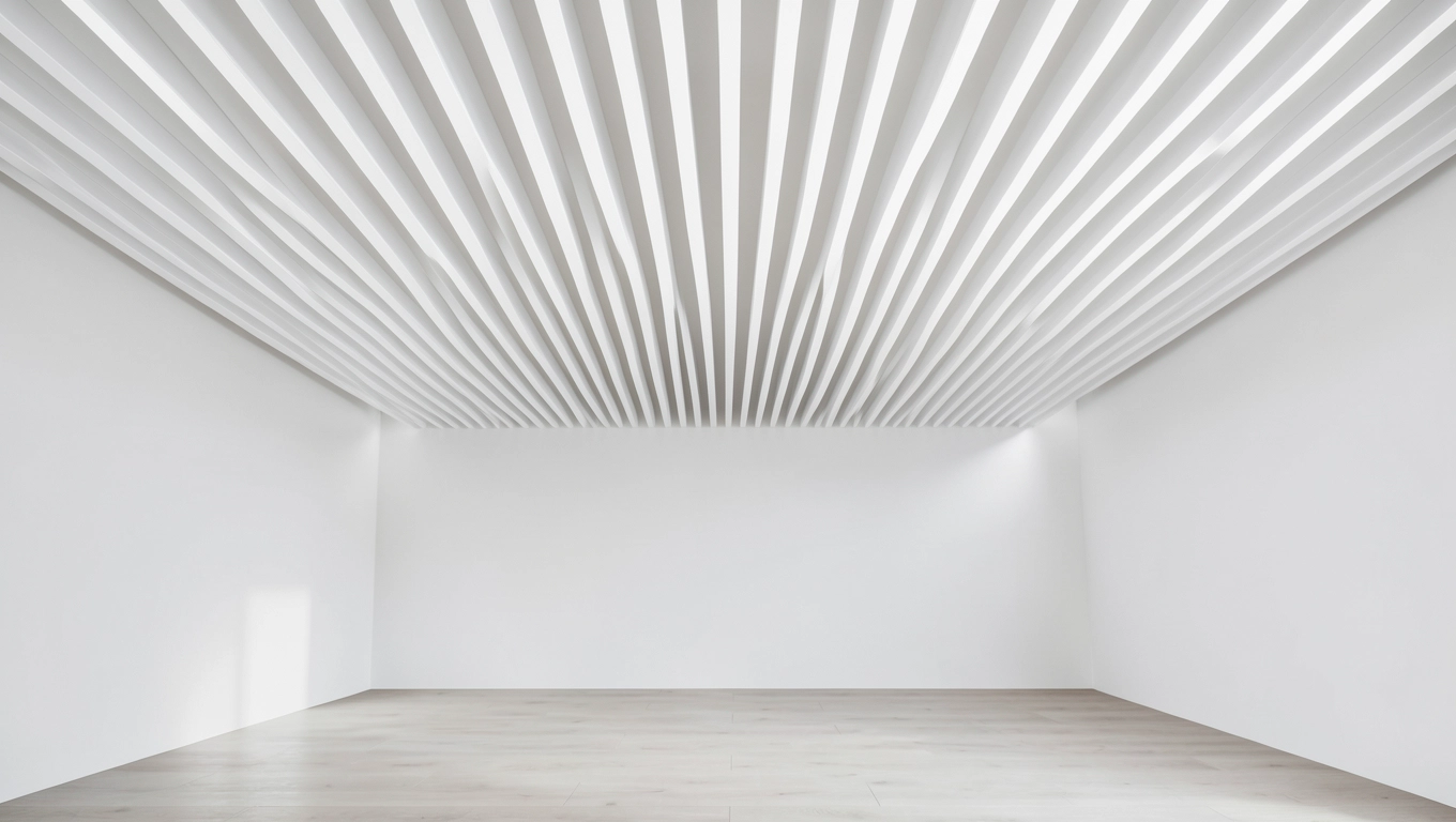 Białe lamele na suficie salonu