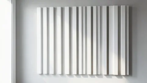 białe lamele na ścianie