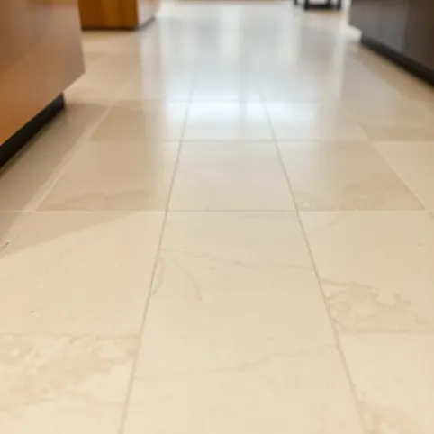 Czy gres szkliwiony nadaje się na podłogę