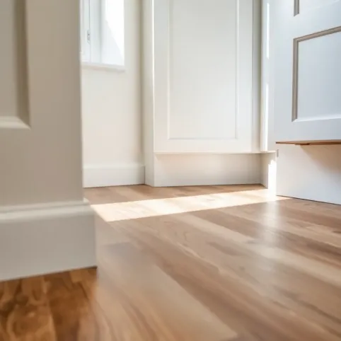 Czy układać panele laminowane pod szafkami w kuchni