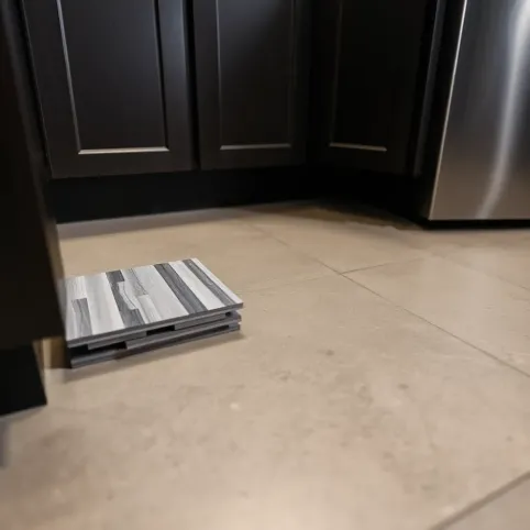 Czy układać panele winylowe pod szafkami w kuchni