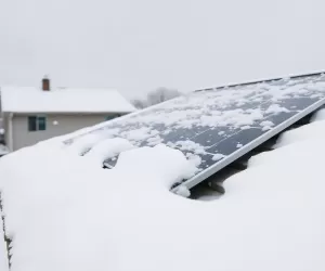 Czym czyścić panele fotowoltaiczne że śniegu