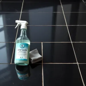 Czym myć czarne płytki podłogowe