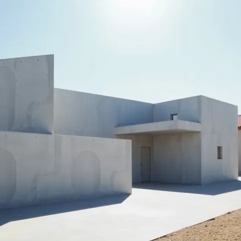 Dom z płyt betonowych ogrodzeniowych