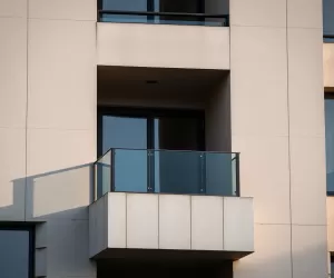 elewacja budynku a balkon