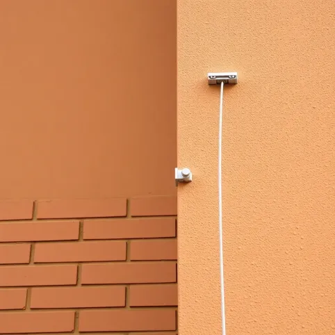 Jak poprowadzić kabel po elewacji