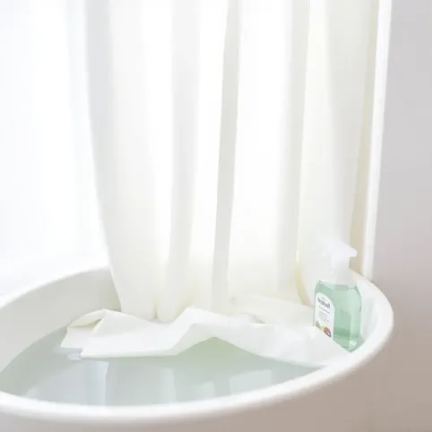 Jak prać panele okienne