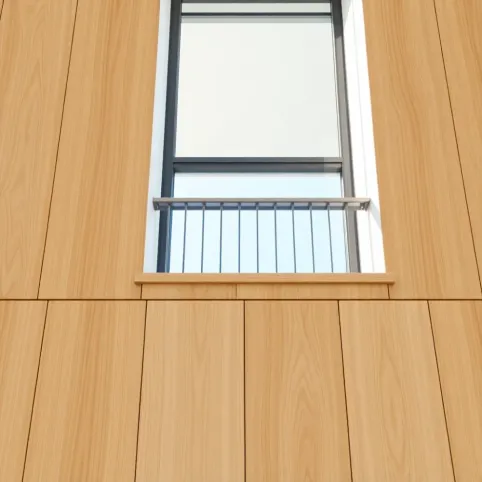 Jak wykończyć panele pod oknem balkonowym