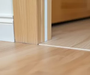 Jak wykończyć panele przy futrynie