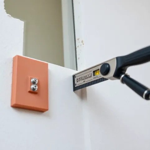 Jak wyrównać styropian na elewacji