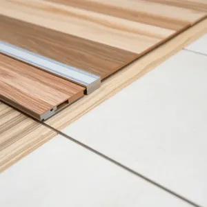 Jakie listwy do łączenia paneli z płytkami