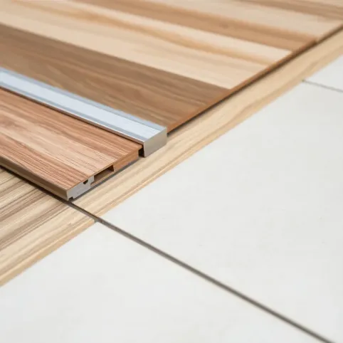 Jakie listwy do łączenia paneli z płytkami