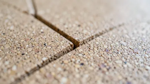 Łączenie płytek z panelami korkiem