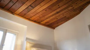 Lamele na suficie w sypialni