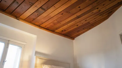 Lamele na suficie w sypialni