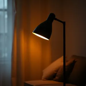 Lampa podłogowa do czytania czarna