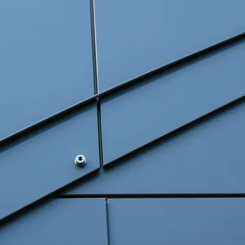 Montaż blachy na elewacji