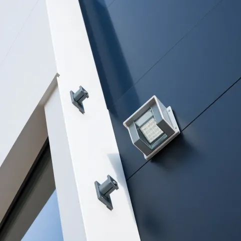 Montaż ciężkich elementów na elewacji