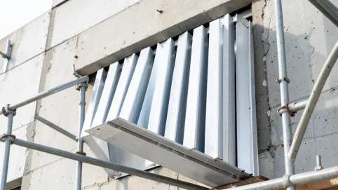 montaż lameli na elewacji