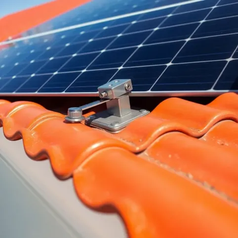 Montaż paneli fotowoltaicznych na dachówce karpiówce