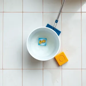 Mycie podłogi proszkiem do prania