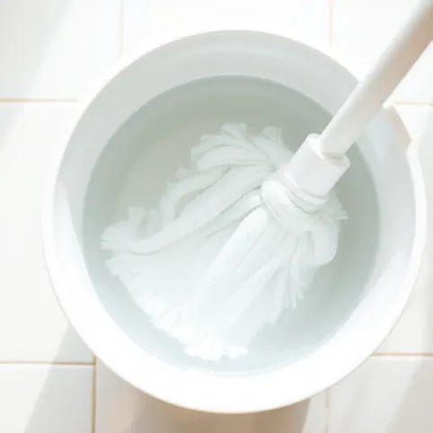 Mycie podłogi zimną wodą