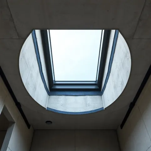 Obróbka okna dachowego w stropie betonowym