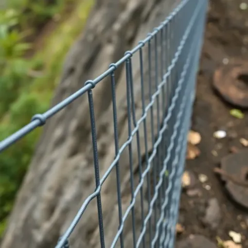 Ogrodzenie z siatki na skarpie