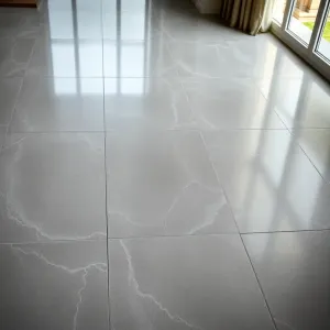 Podłoga w salonie z płytek