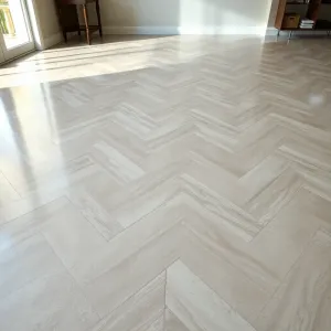 podłoga z kafli w salonie