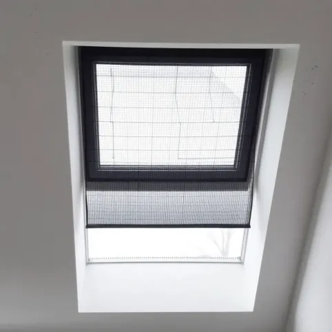 Siatka na okno dachowe dla kota