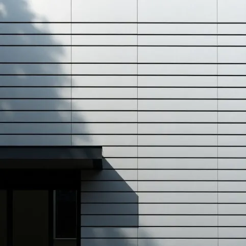 Szara elewacja domu z pasami